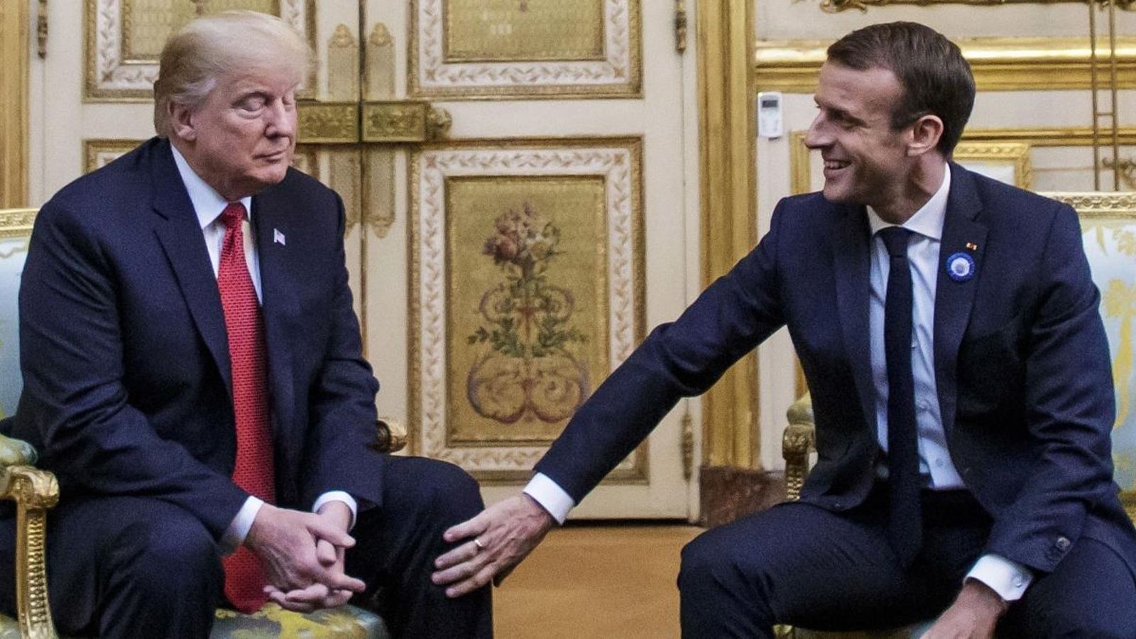 Emmanuel Macron (dreta) i Donald Trump durant la seua trobada en l'Elisi a París