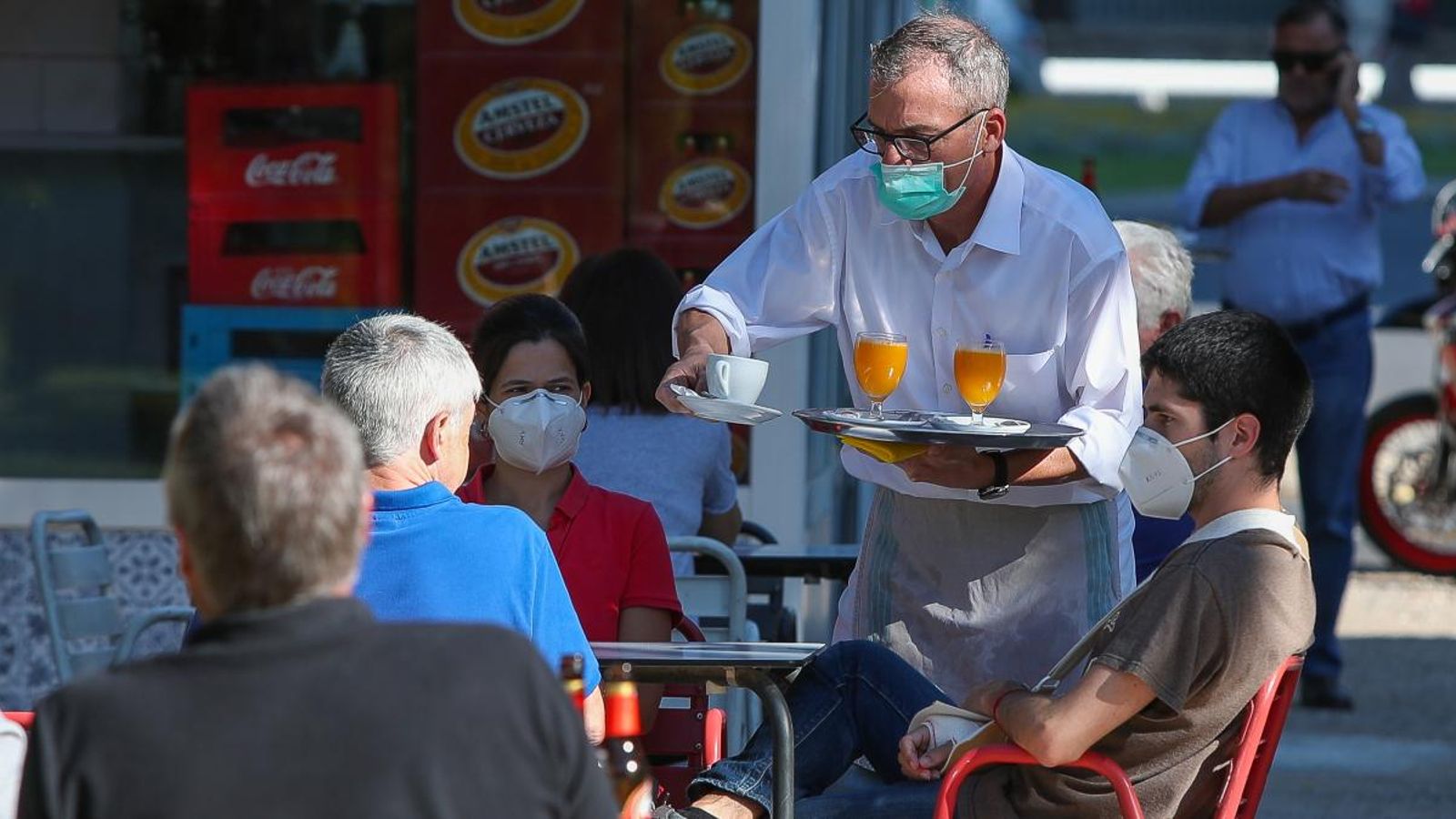 Un cambrer atén uns clients en una terrassa de la ciutat de València en una imatge d'arxiu