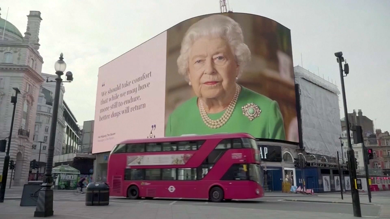 La reina Isabel II en un cartell de Londres