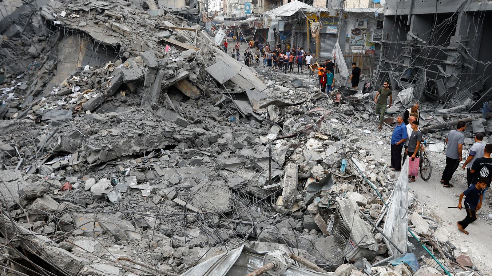 En imatge, un dels blocs d'habitatges destruït en els bombardejos a la ciutat de Gaza