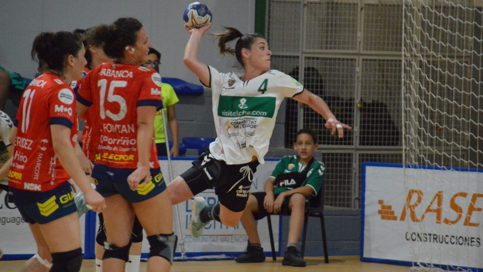 África Sempere fa un llançament a porteria