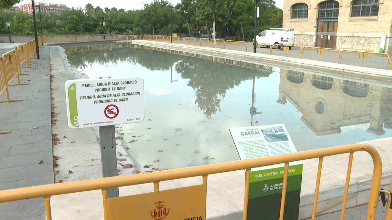 Tanques perimetren una de les llàmines d'aigua del Parc Central