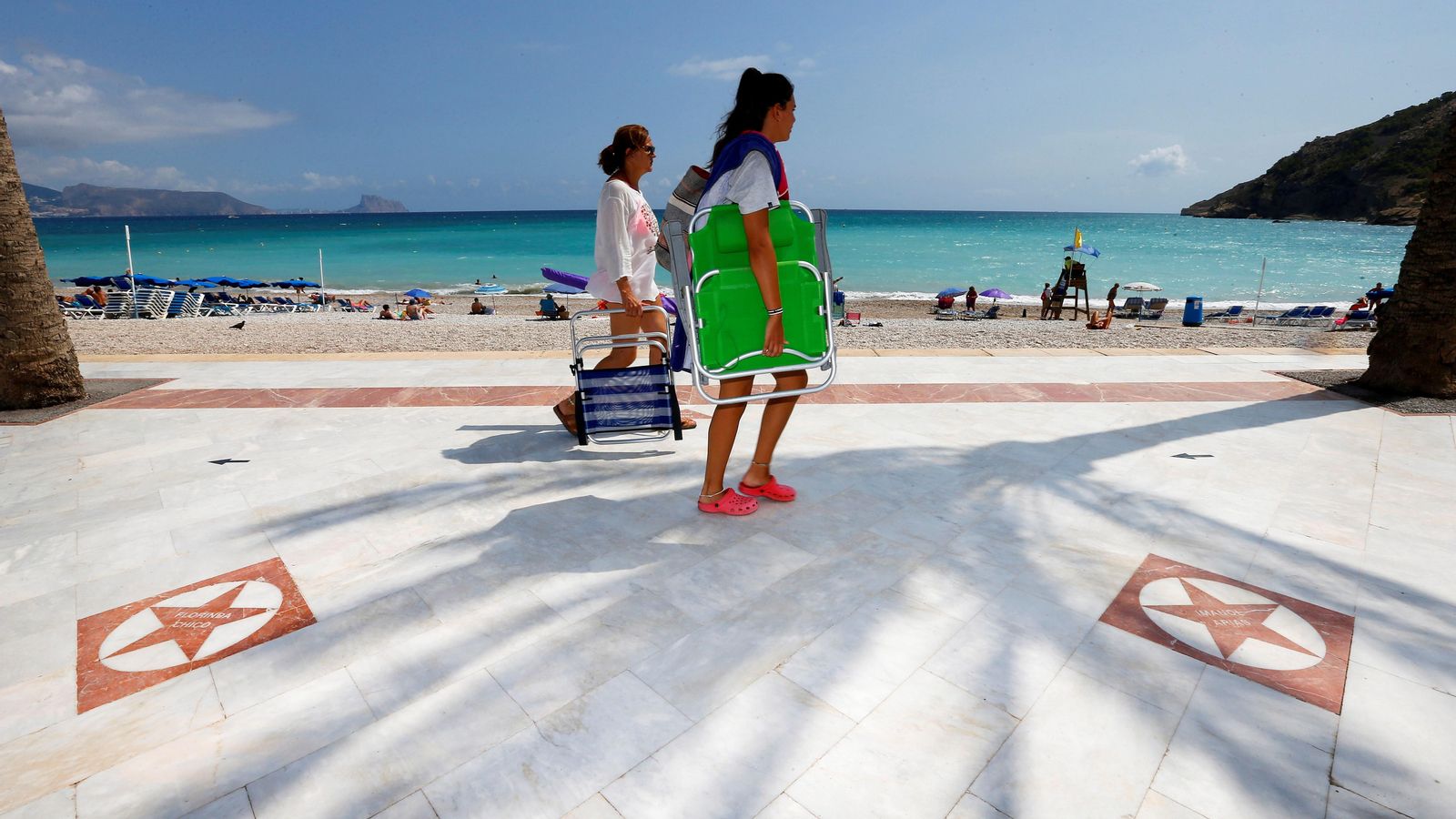 Turistes al passeig de la fama del cinema de l'Alfàs del Pi