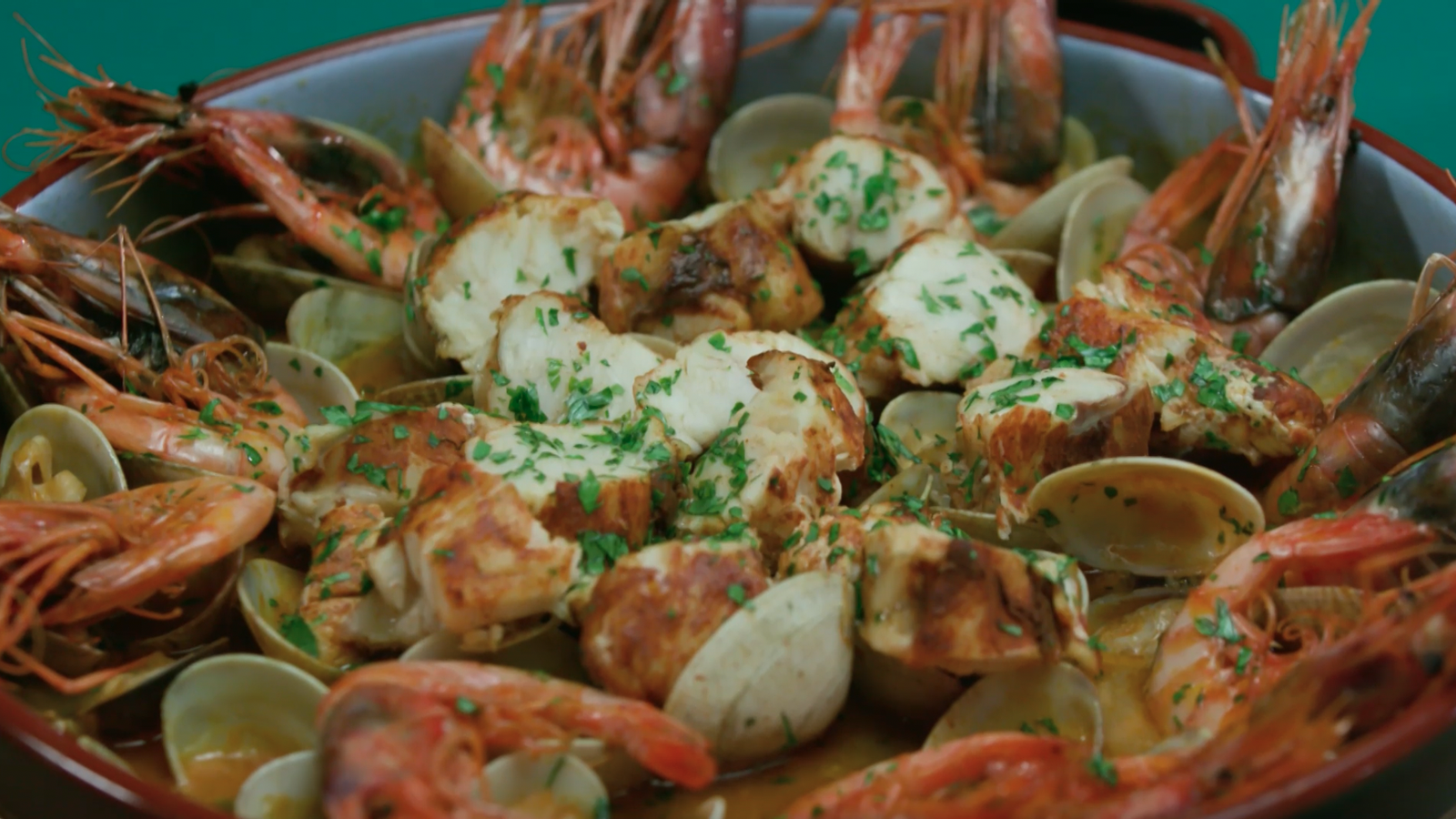 Rap allagostat amb cloïsses i gambes