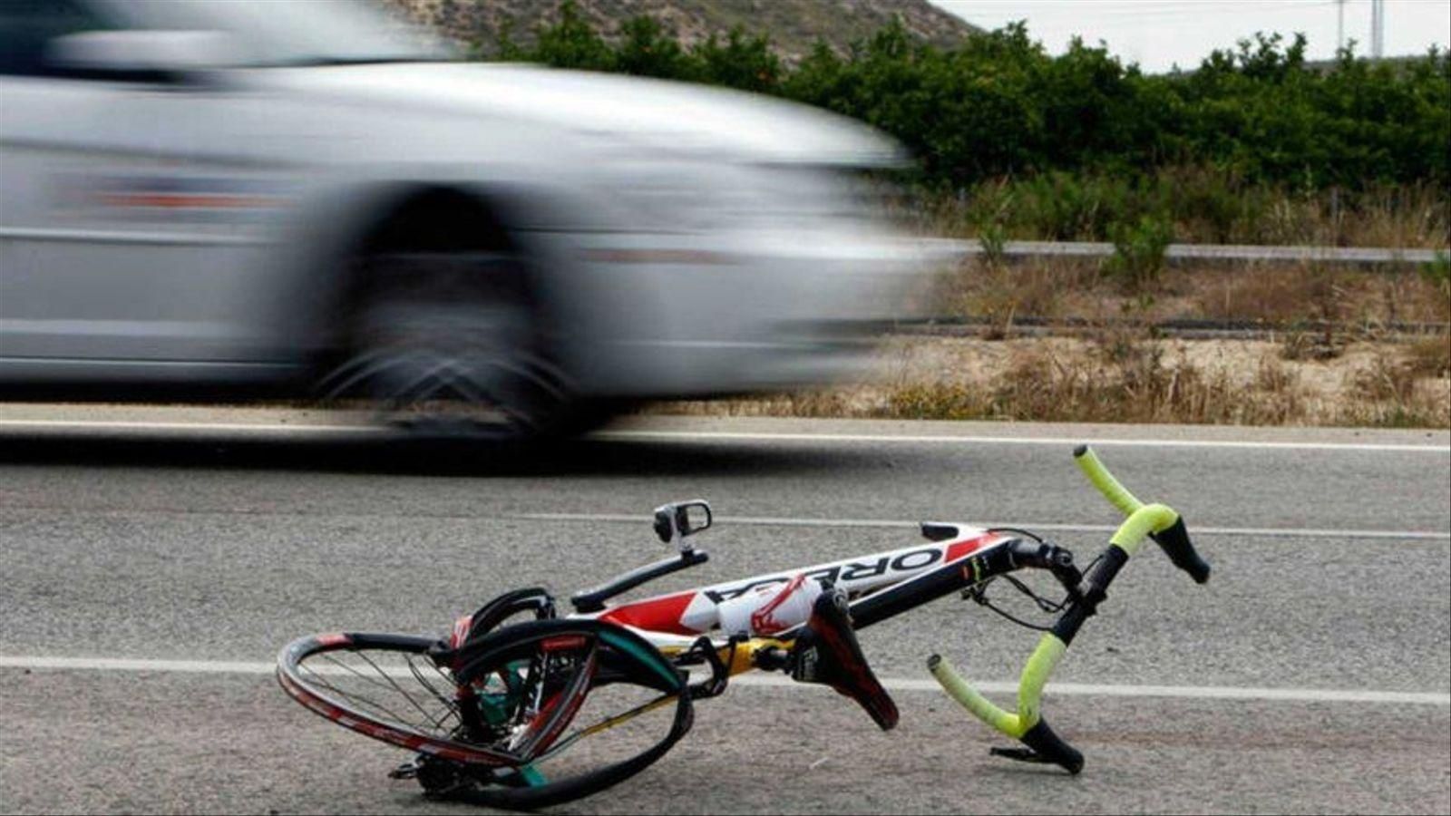 La bicicleta d'un ciclista després d'un atropellament, en una imatge d'arxiu