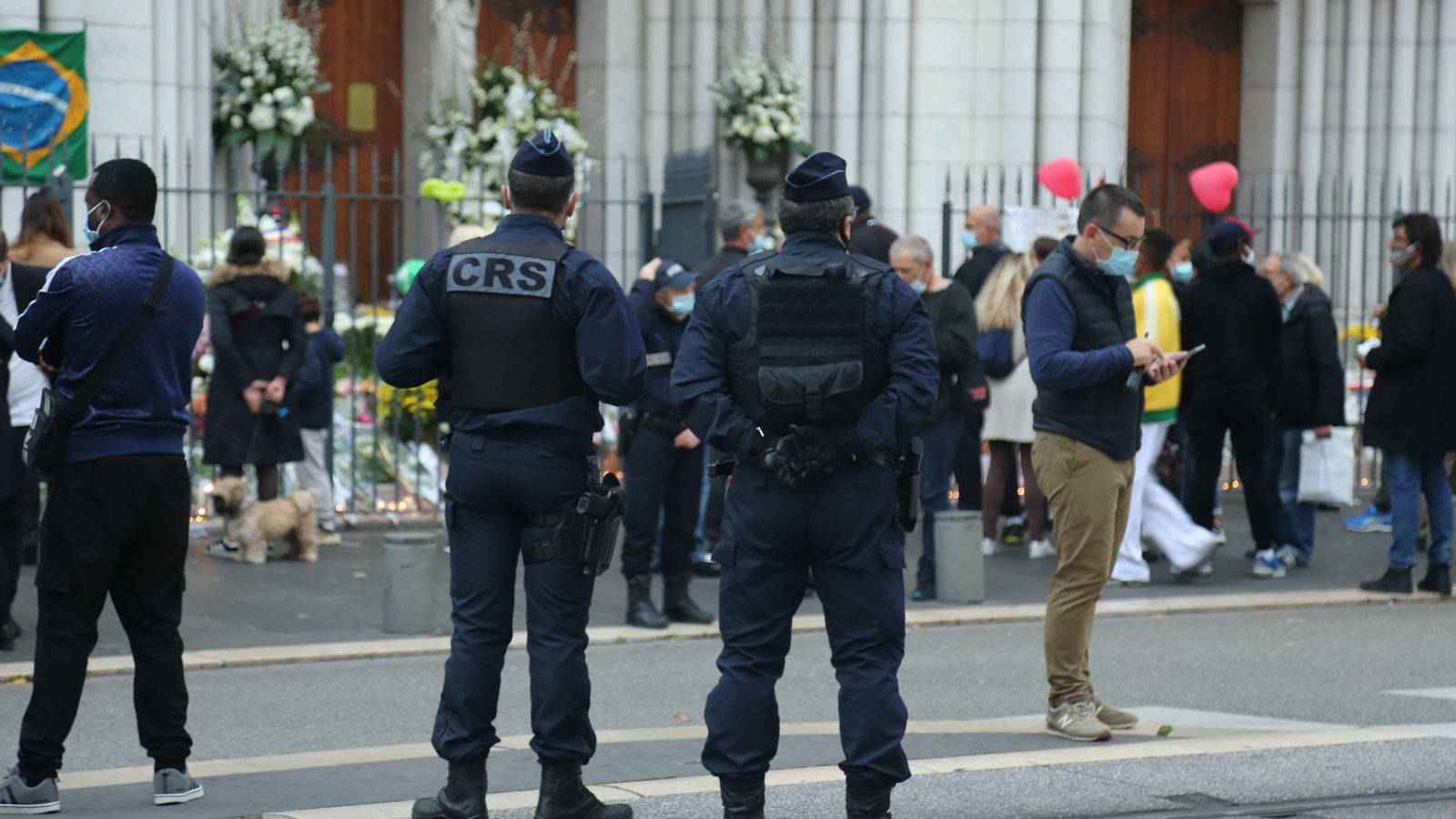 Agents de la policia francesa vigilen Notre Dame dies després de l'atemptat