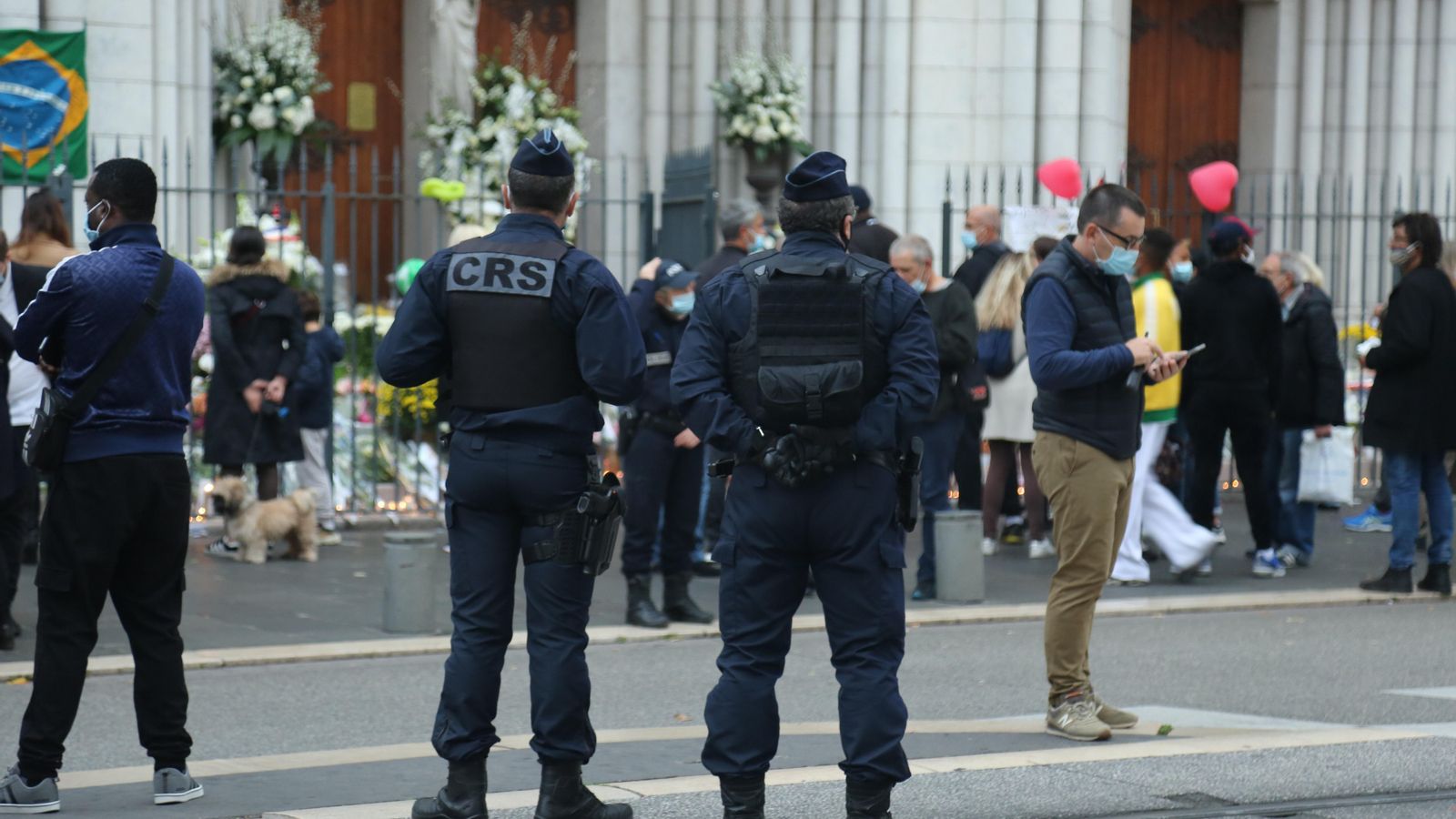 Agents de la policia francesa vigilen Notre Dame dies després de l'atemptat