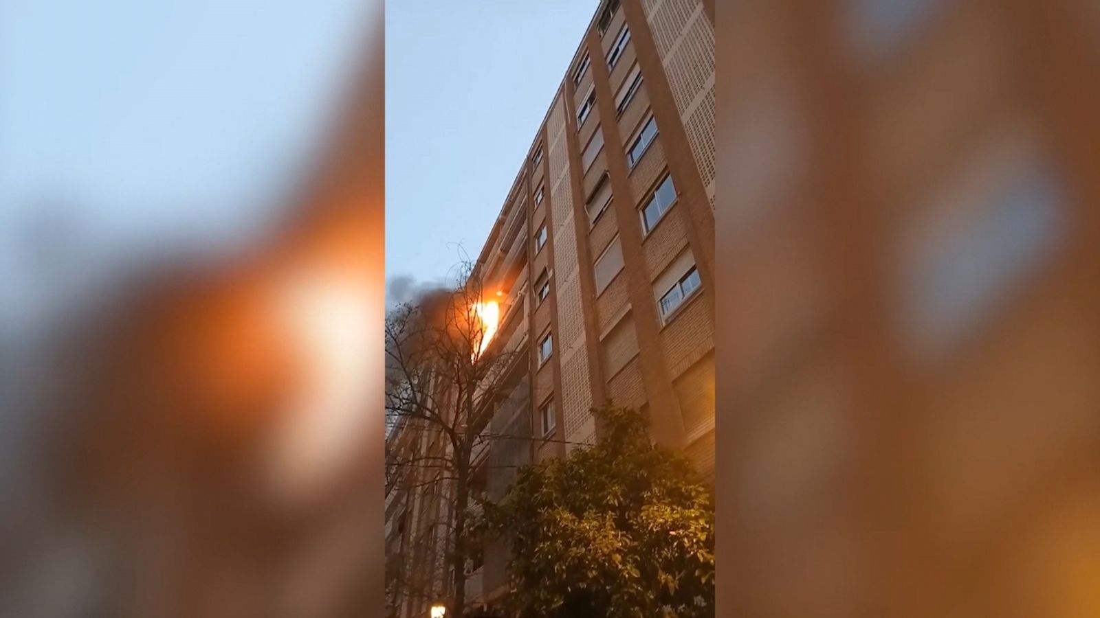 Moment en el qual el balcó de la casa es crema