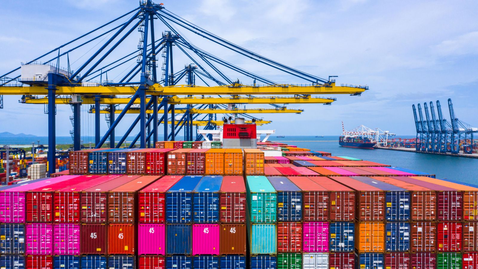 Contenidors de mercaderies a la terminal d'un port