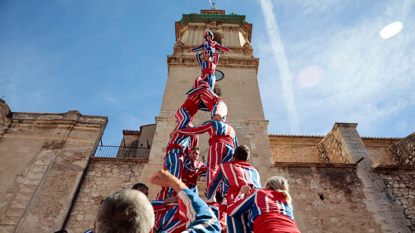 La Muixeranga d'Algemesí a les portes de la basícila de Sant Jaume durant la Processoneta del Matí