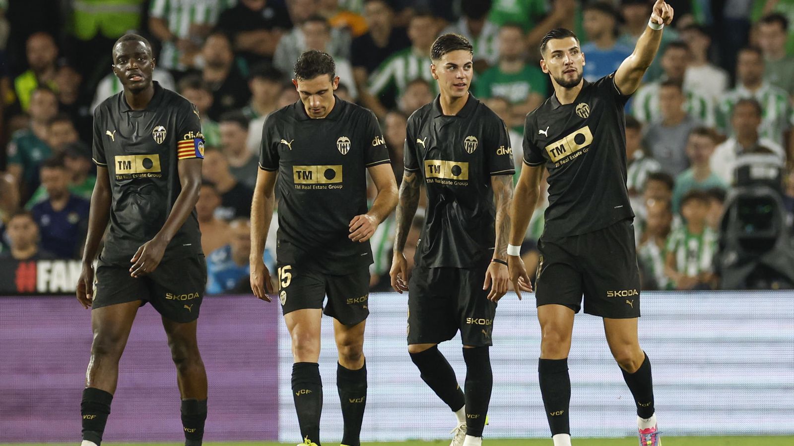 Rafa Mir celebra el gol de l'empat