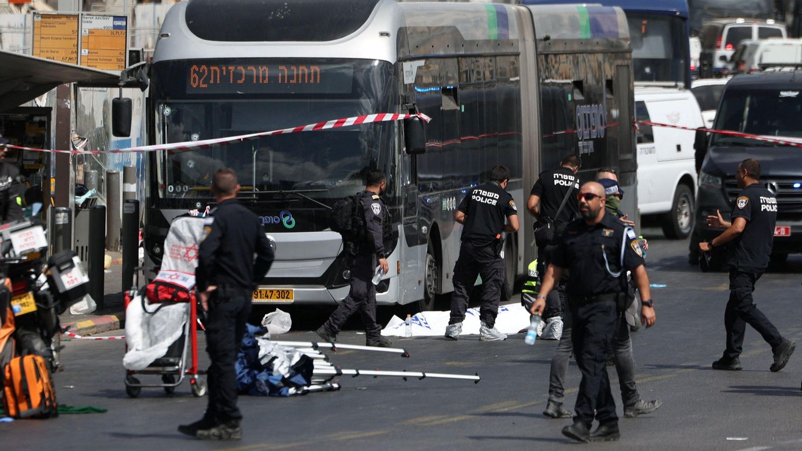 La policia israeliana pren mostres a la zona on s'ha produït el tiroteig La policia israeliana pren mostres a la zona on s'ha produït el tiroteig