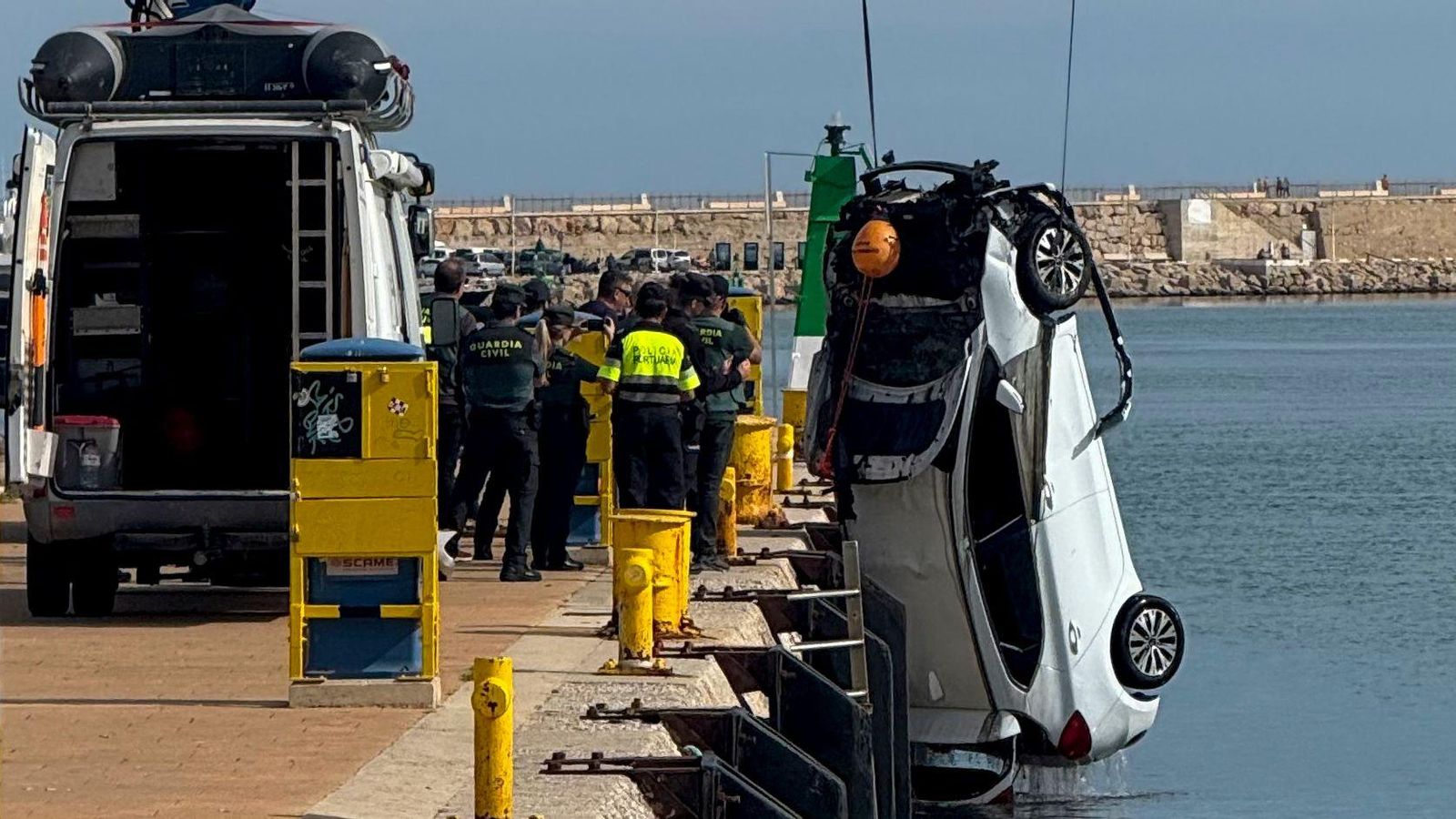 Tasques d'extracció del cotxe del port de Gandia