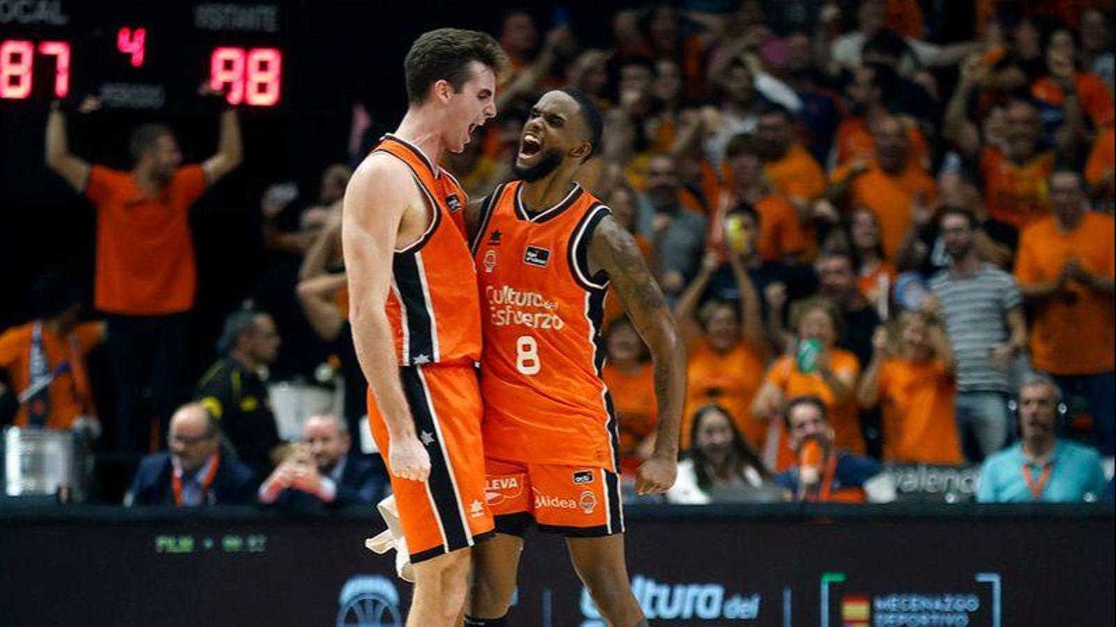 Montero celebra la cistella final amb Reuvers