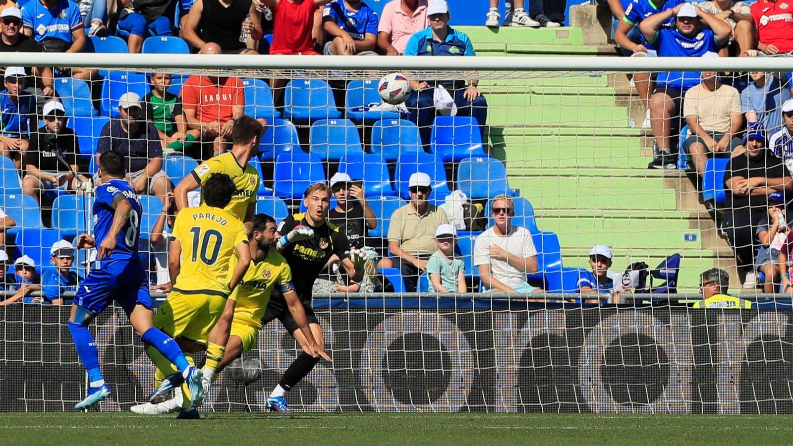 Jorgensen tracta d'aturar la pilota