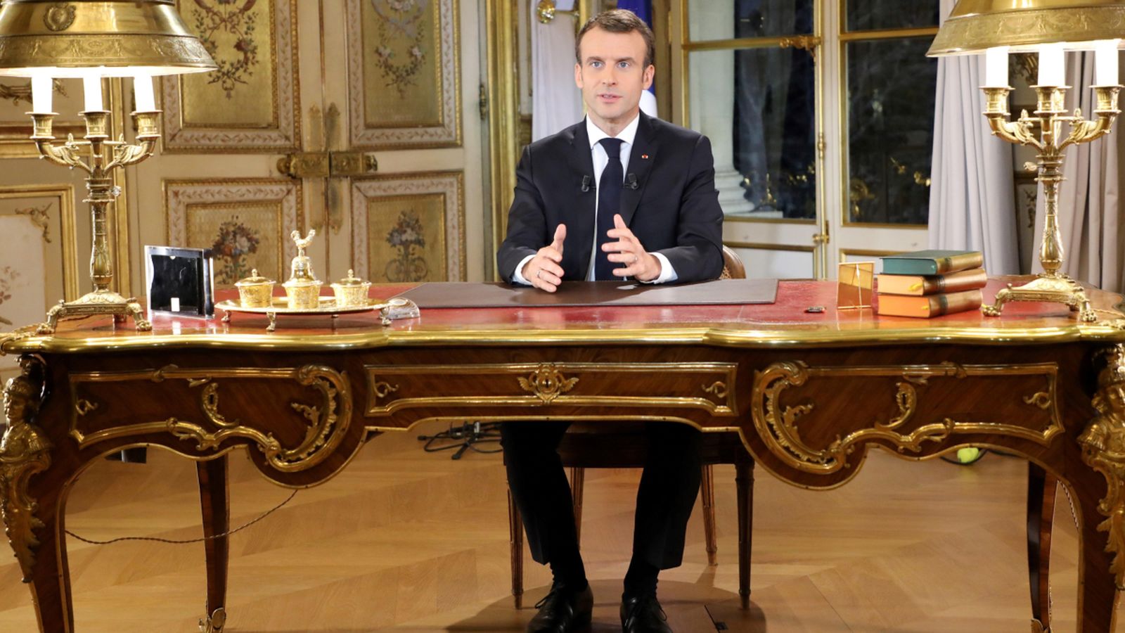 Macron en una intervenció pública televisada al Palau de l'Elisi