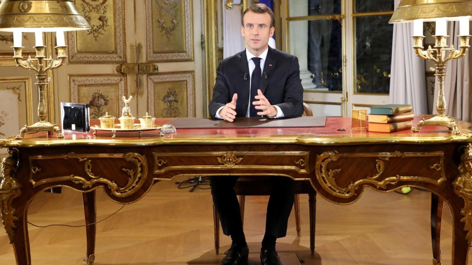 Macron en una intervenció pública televisada al Palau de l'Elisi Macron en una intervenció pública televisada al Palau de l'Elisi