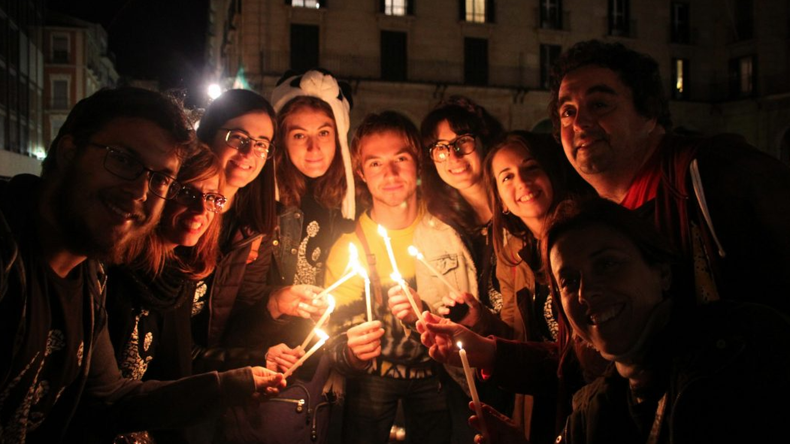Imatge d'arxiu de ciutadans d'Alacant celebrant l'Hora del Planeta