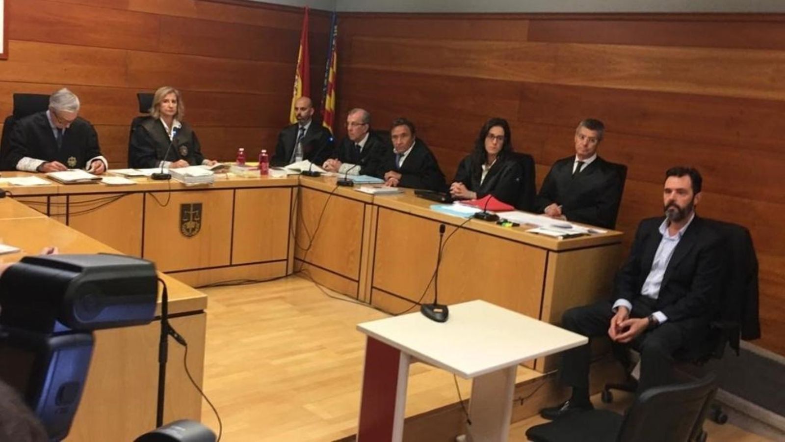 L'acusat, ara declarat no culpable, en una sessió del judici