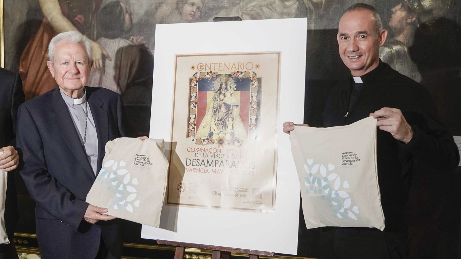 Javier Salinas, a l'esquerra, en l'acte de presentació dels actes del centenari de la coronació de la Mare de Déu dels Desemparats