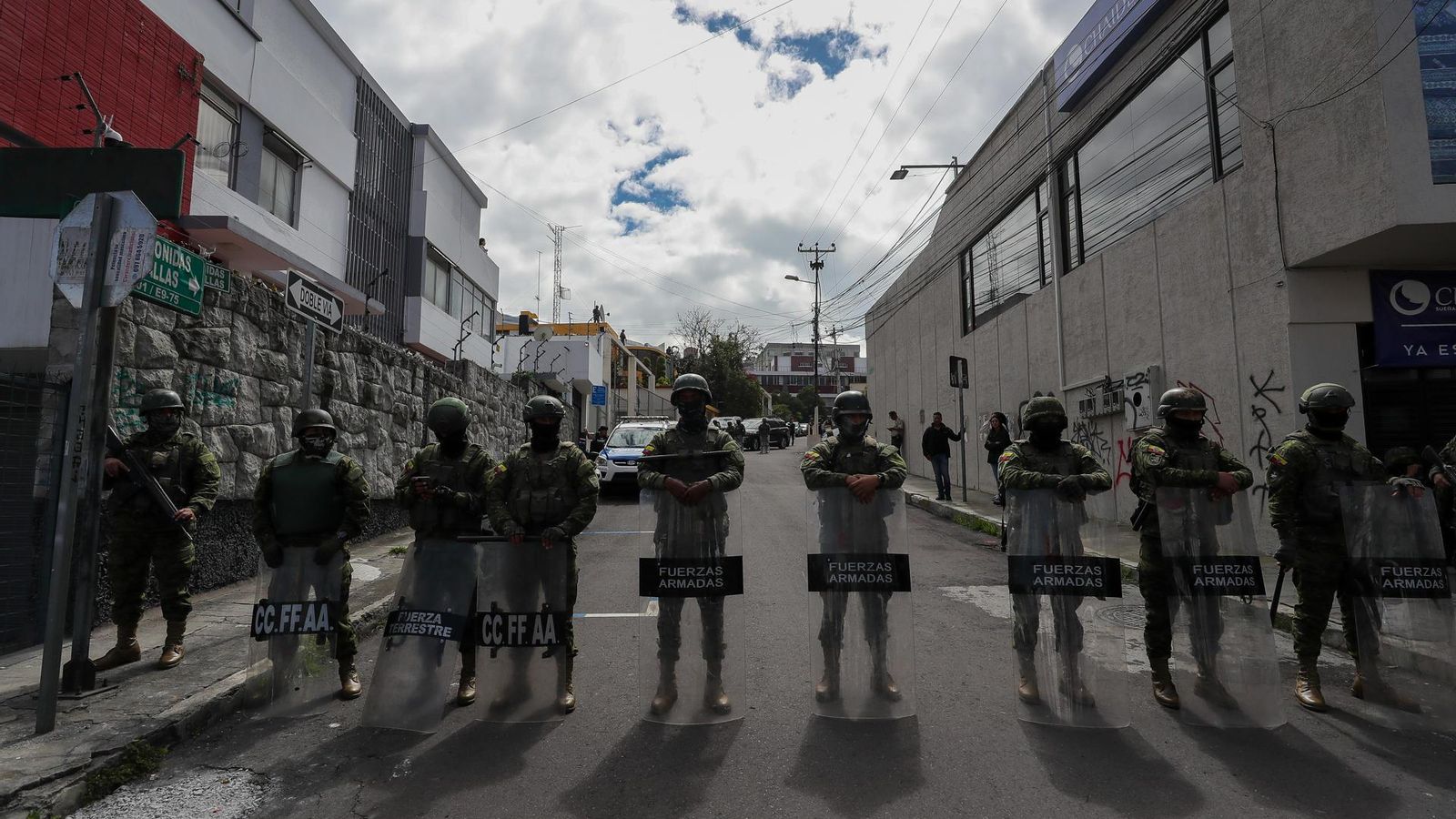 Cordó policial de seguretat entorn de l'emissora Ràdio Canela, a Quito, des d'on el president, Daniel Noboa, oferia una entrevista aquest dimecres Cordó policial de seguretat entorn de l'emissora Ràdio Canela, a Quito, des d'on el president, Daniel Noboa, oferia una entrevista aquest dimecres