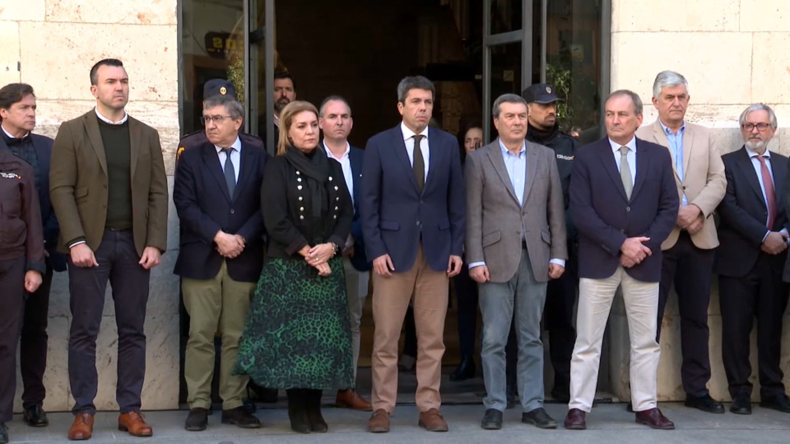 Minut de silenci a les portes de la seu de la Generalitat