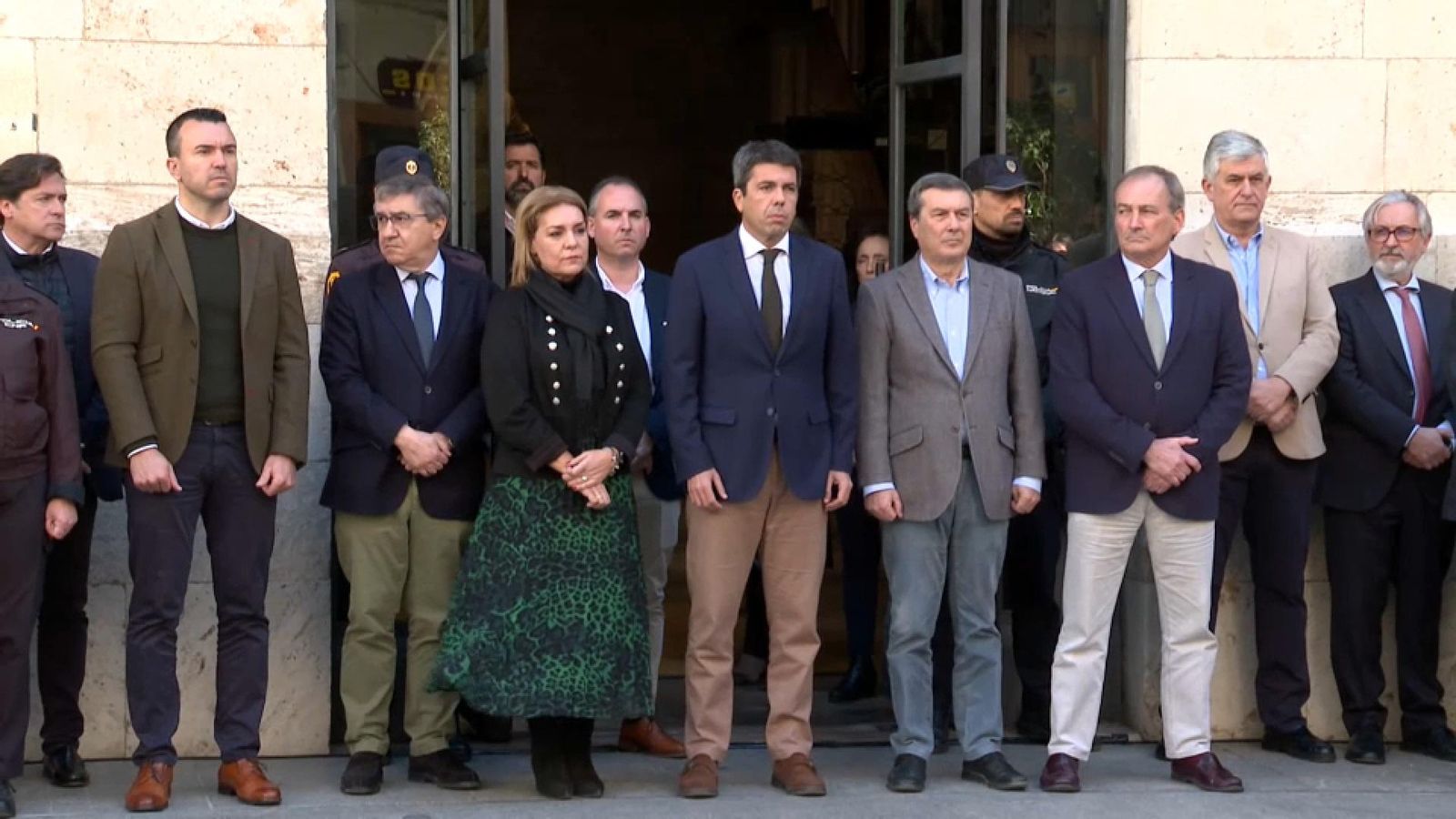 Minut de silenci a les portes de la seu de la Generalitat