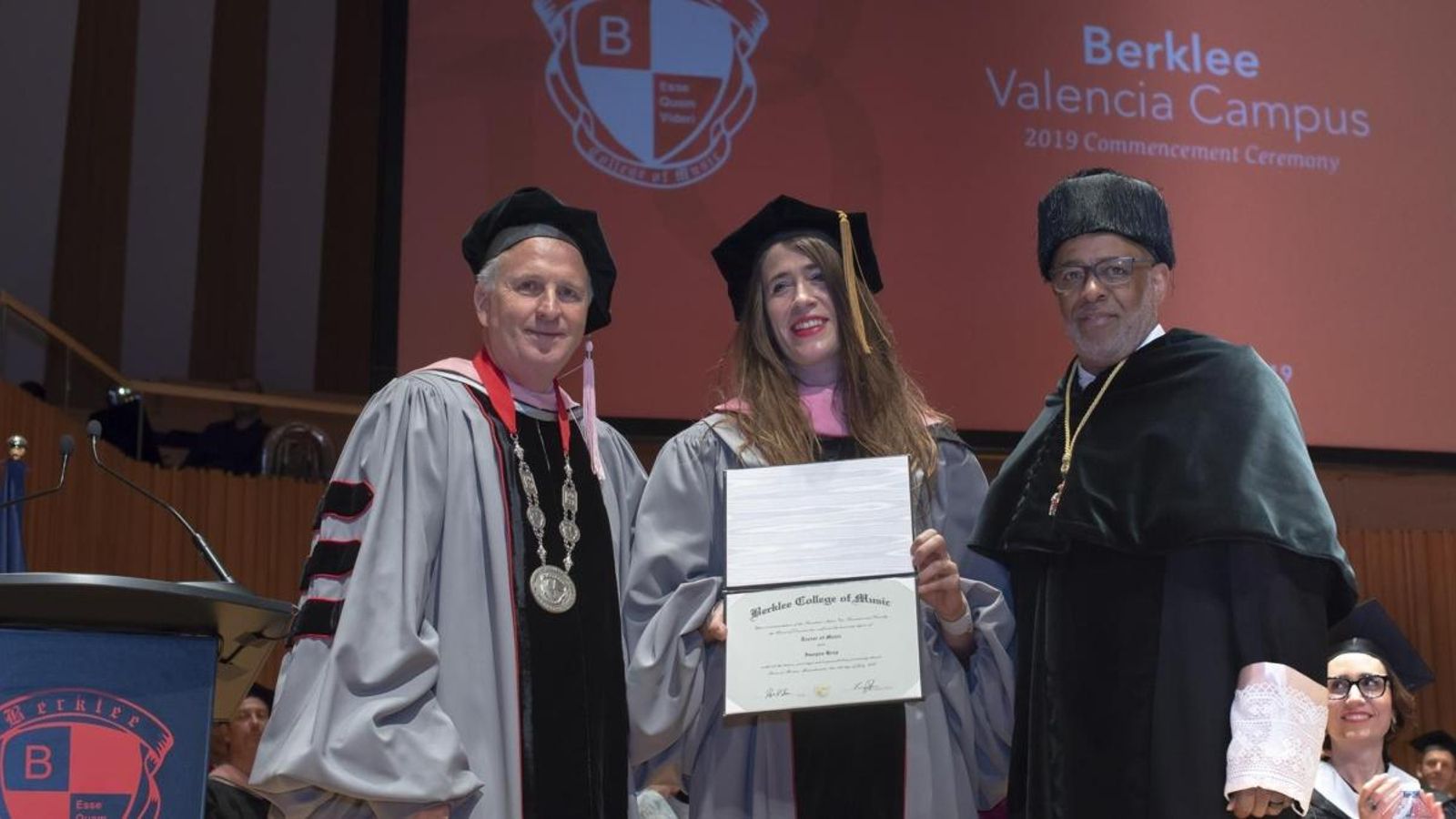 Heap ha rebut la distinció de mans del president de Berklee, Roger H. Brown, durant la cerimònia de graduació al campus de València