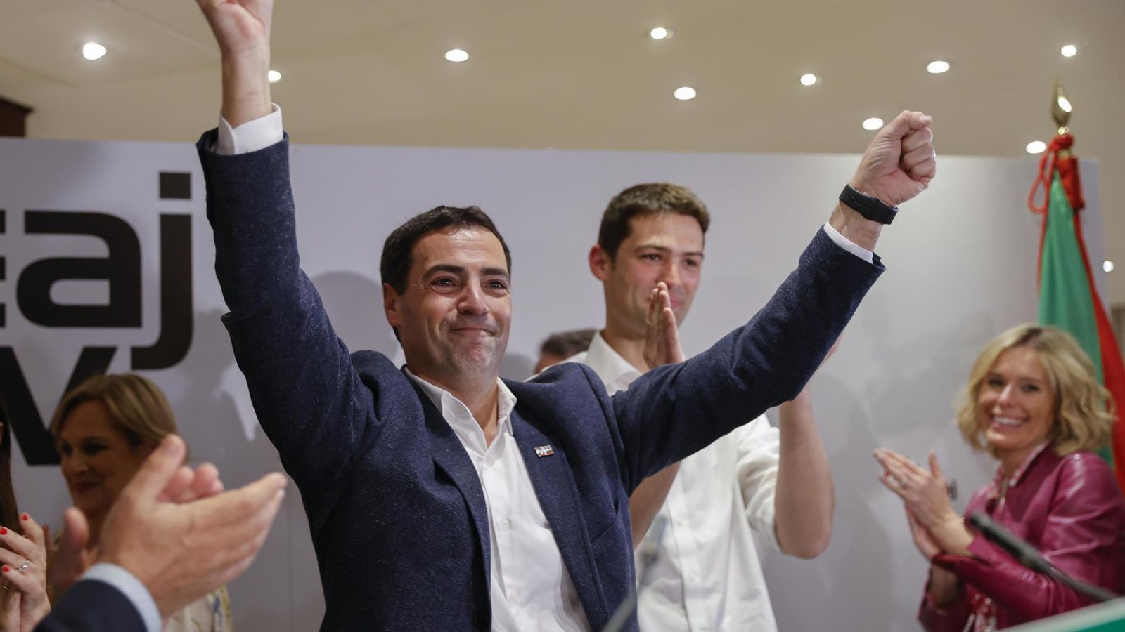 El El candidat a lehendakari del PNB, Imanol Pradales, celebra els resultats electorals, diumenge a Bilbao
