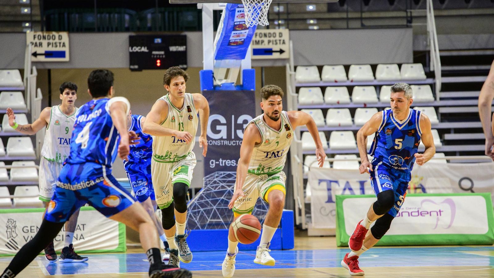 Óscar Alvarado, en una acció del partit
