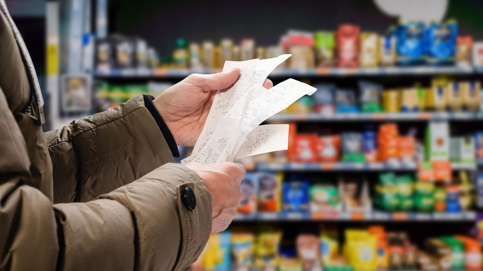 L'estabilització dels preus dels aliments ha contribuït a la contenció de l'indicador econòmic Una persona mira els tiquets de la compra en un supermercat