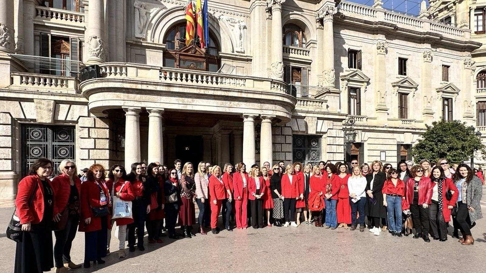 Concentració a les portes de l'Ajuntament de València a favor de la igualtat salarial