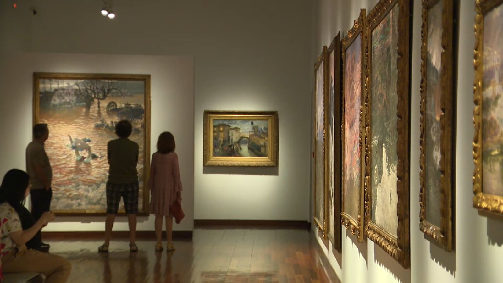 Assistents a l'exposició de Degrain al MUBAV