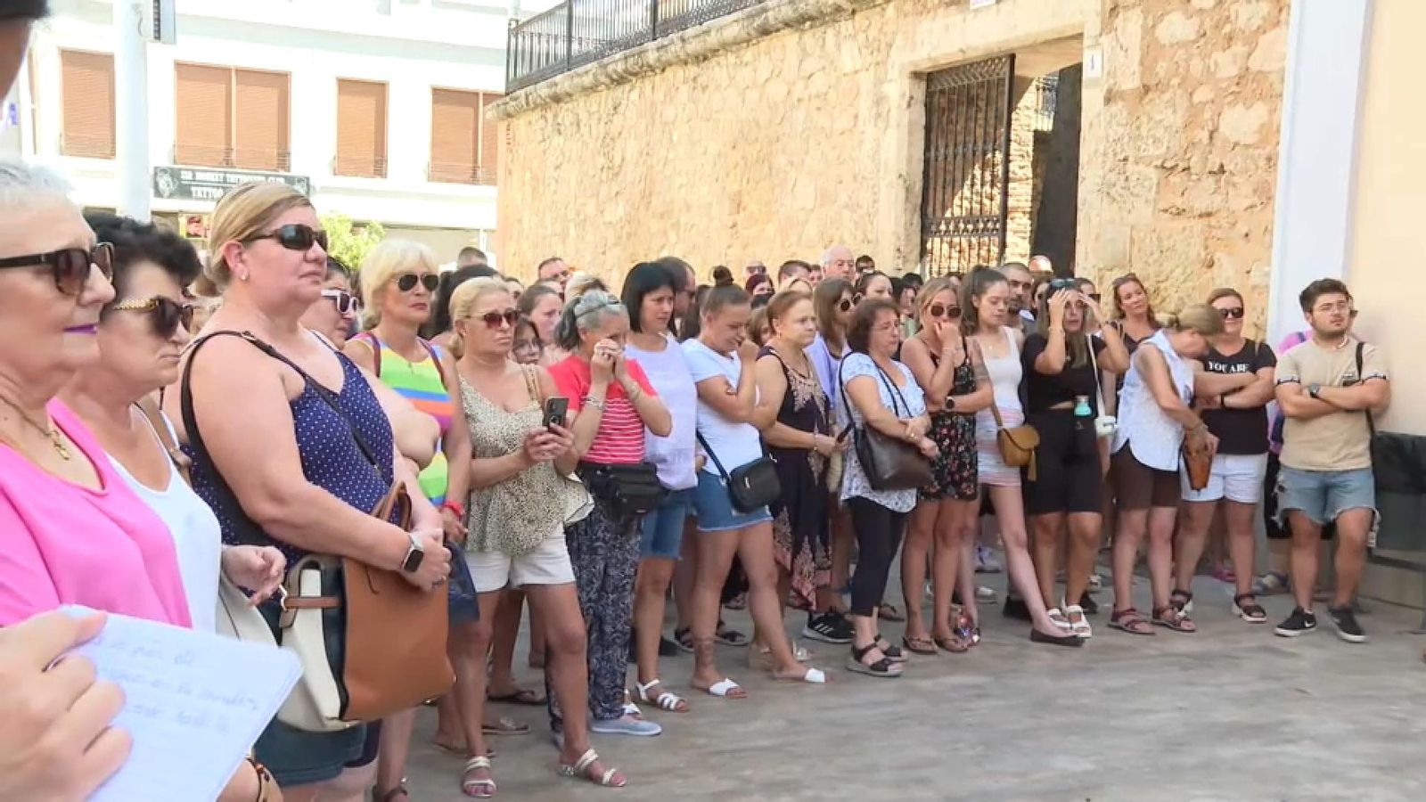 Alginet guarda dos minuts de silenci en rebuig a l'assassinat d'una veïna