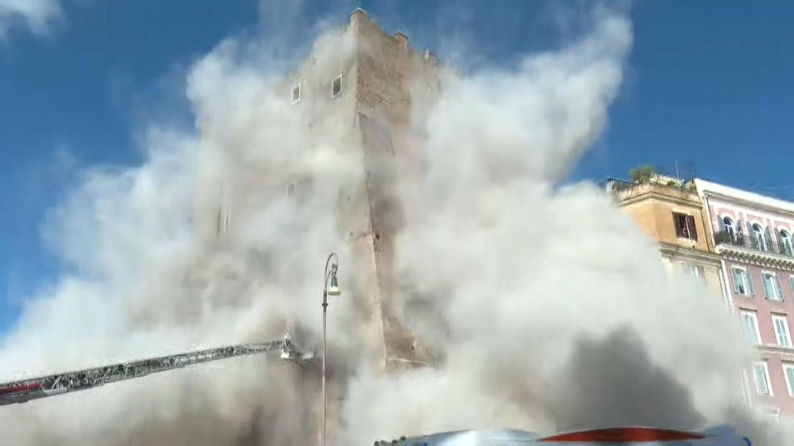 S'assola una torre a Roma
