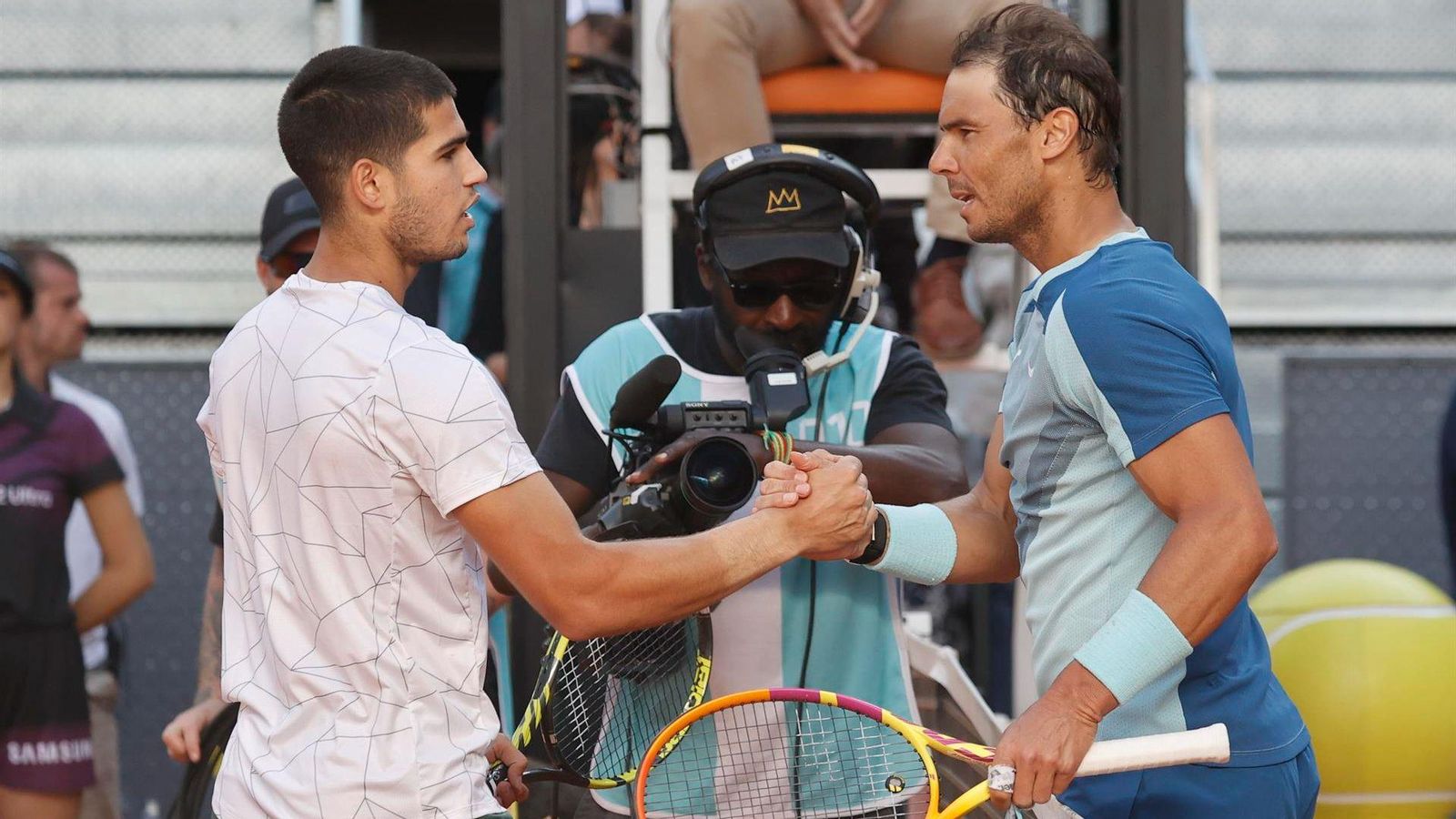 Alcaraz i Nadal encaixen la mà a la fi del partit