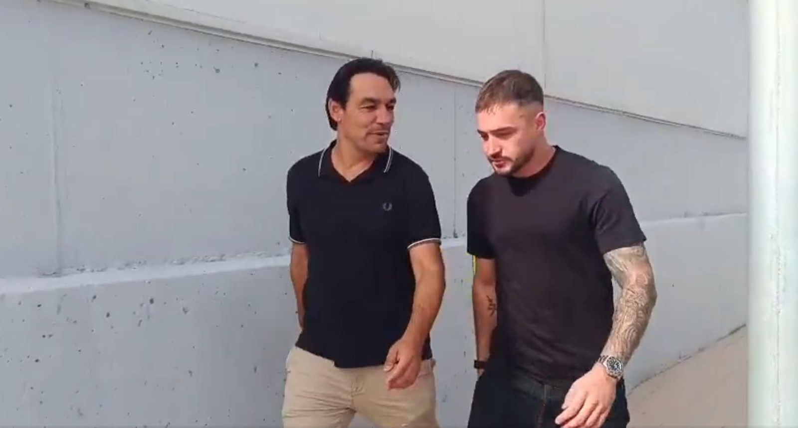 Arnau Tenas, acompanyat de Miguel Ángel Tena, director de l'equip de futbol del Villarreal