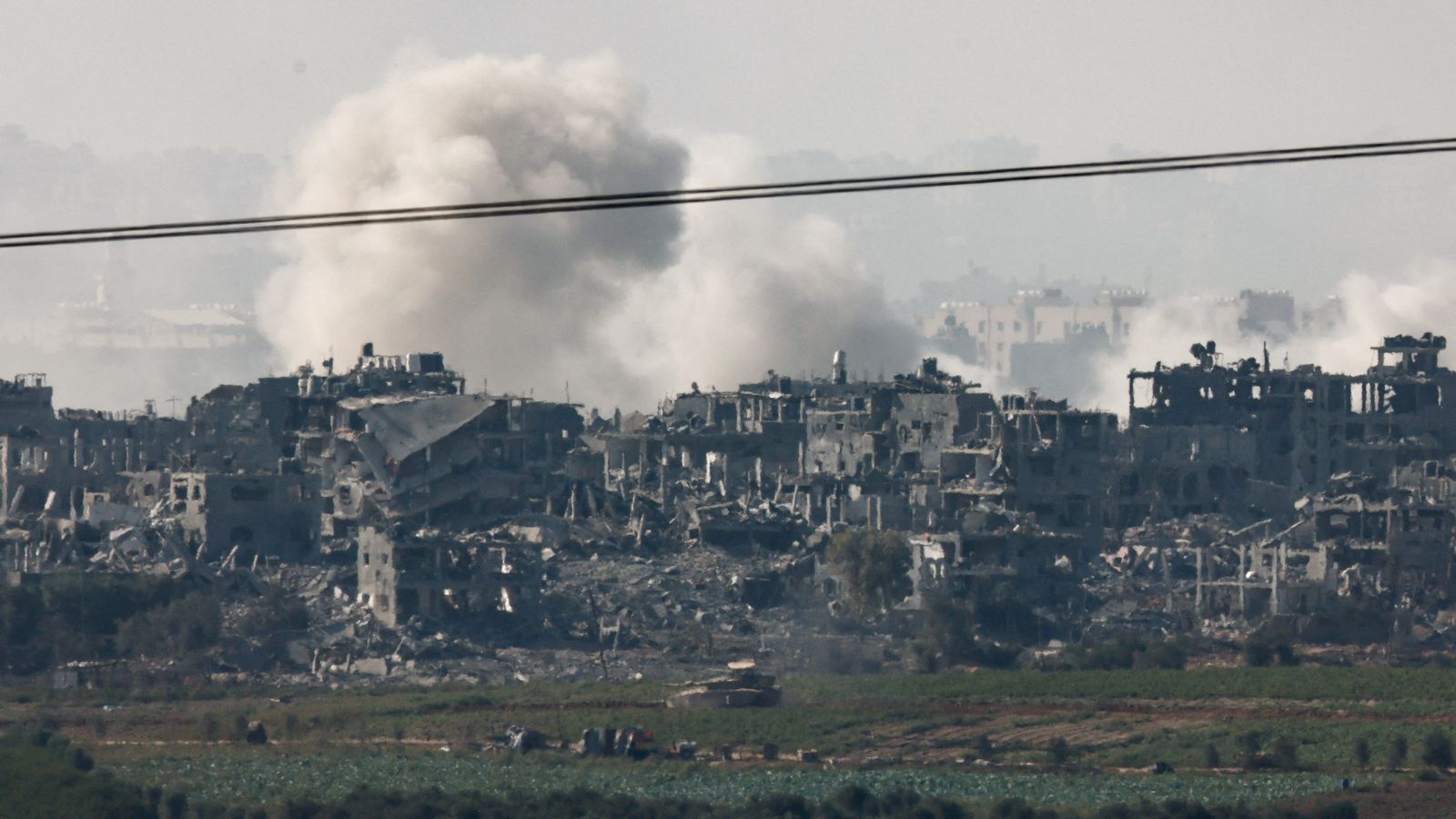 Columna de fum després de l'impacte d'un projectil israelià a Gaza