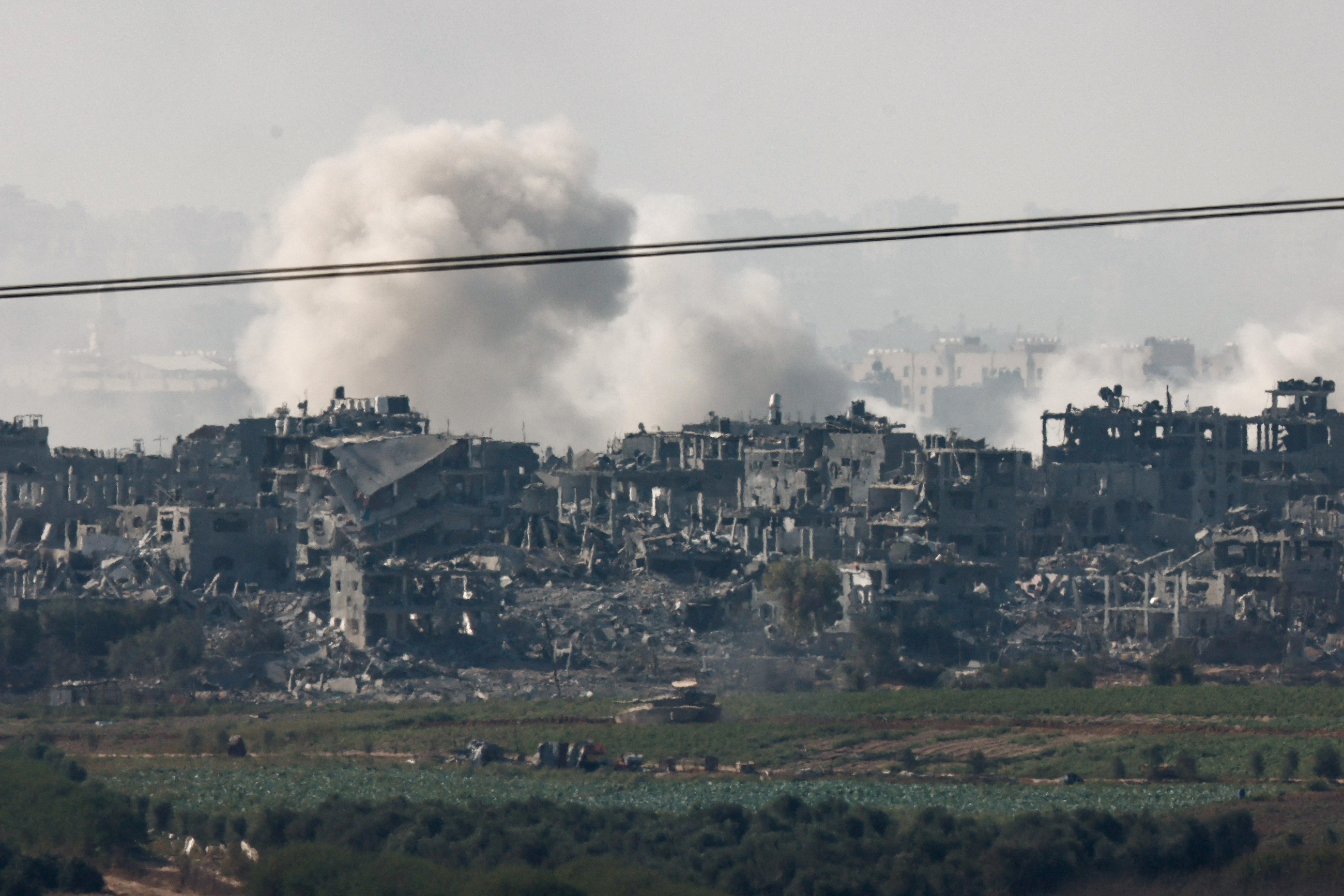 Columna de fum després de l'impacte d'un projectil israelià a Gaza