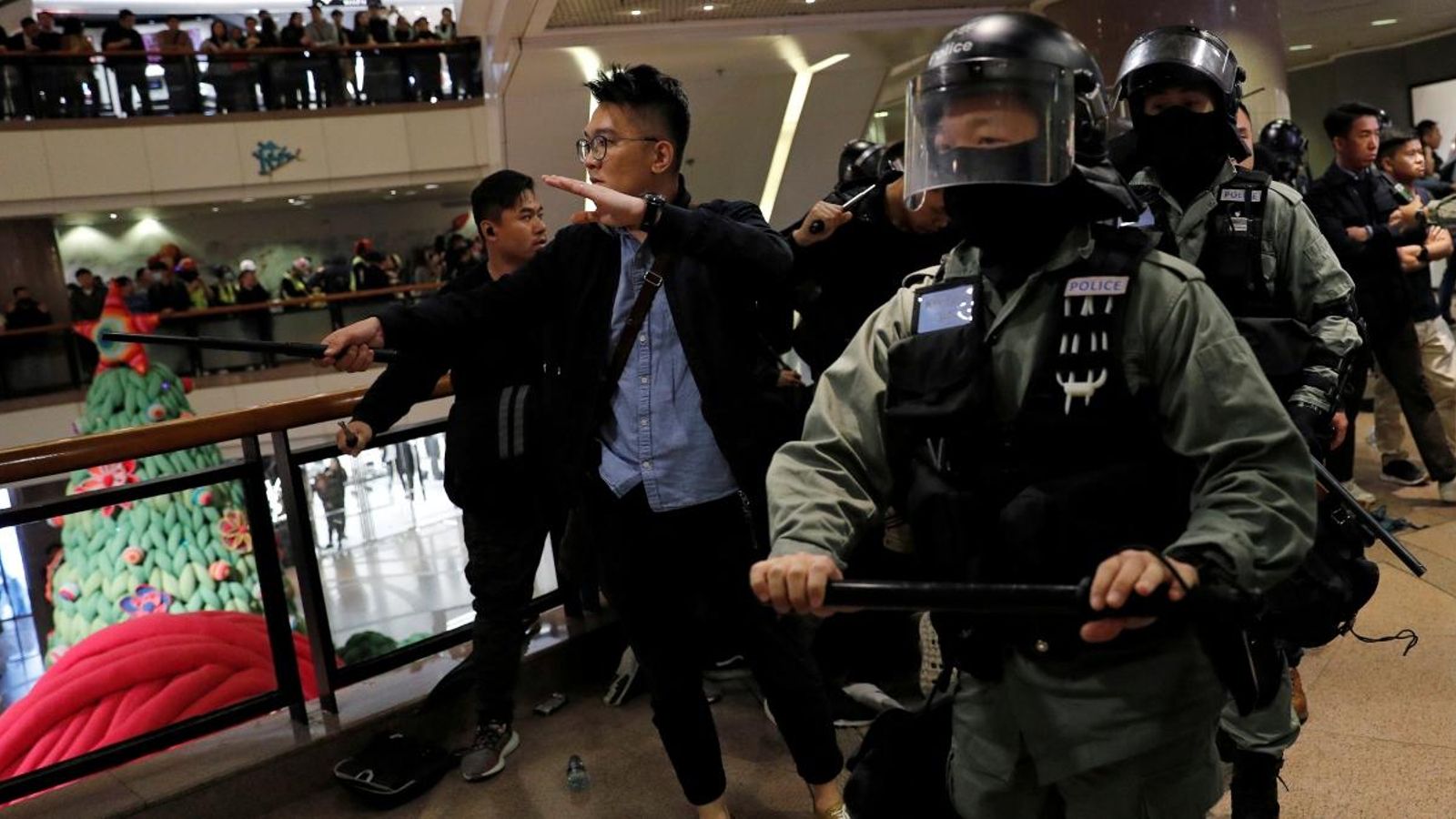 Els manifestants s'han congregat en els centres comercials, on també han acudit nombrosos agents antidisturbis