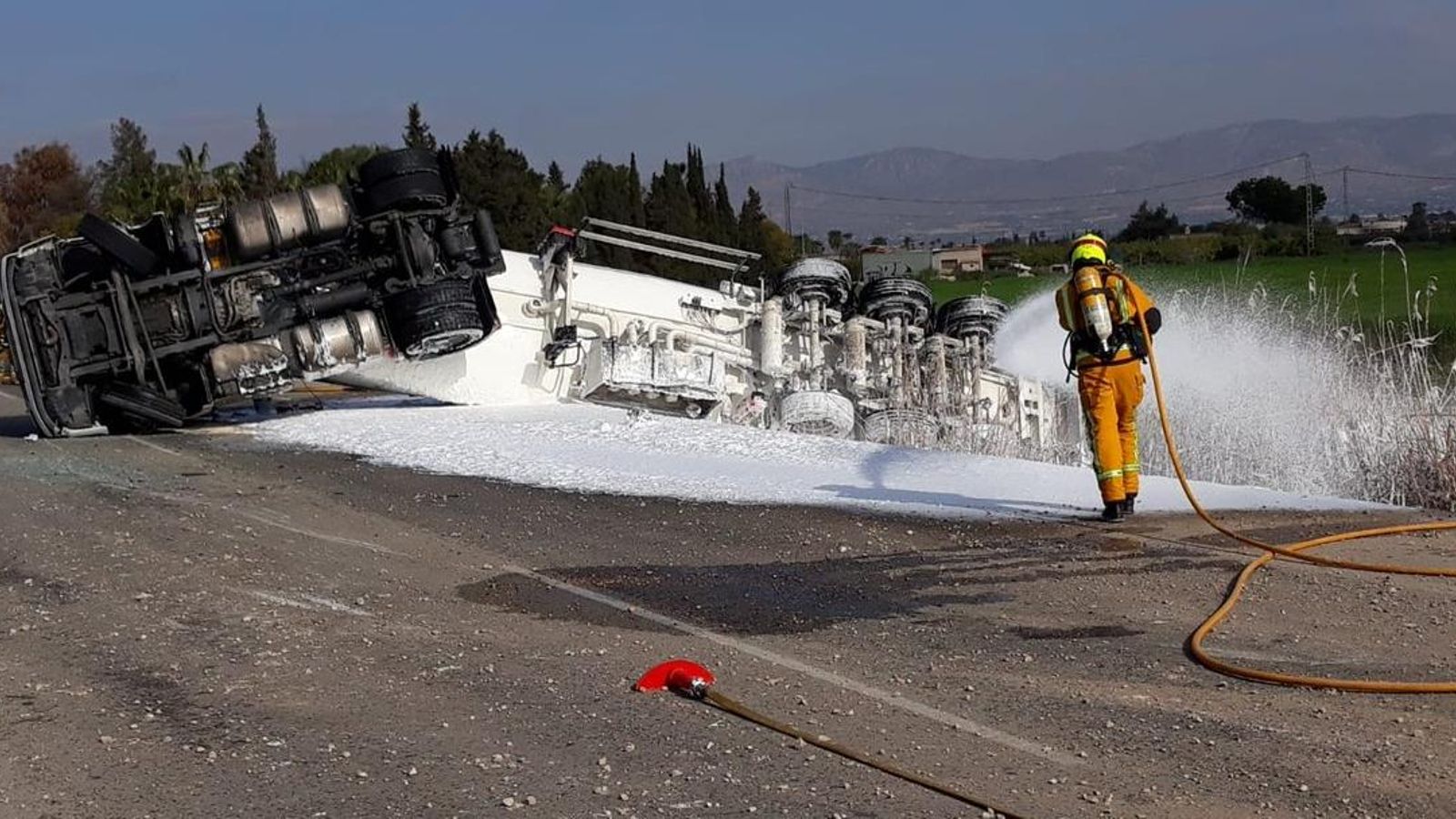 Un bomber treballa en la zona de l'accident
