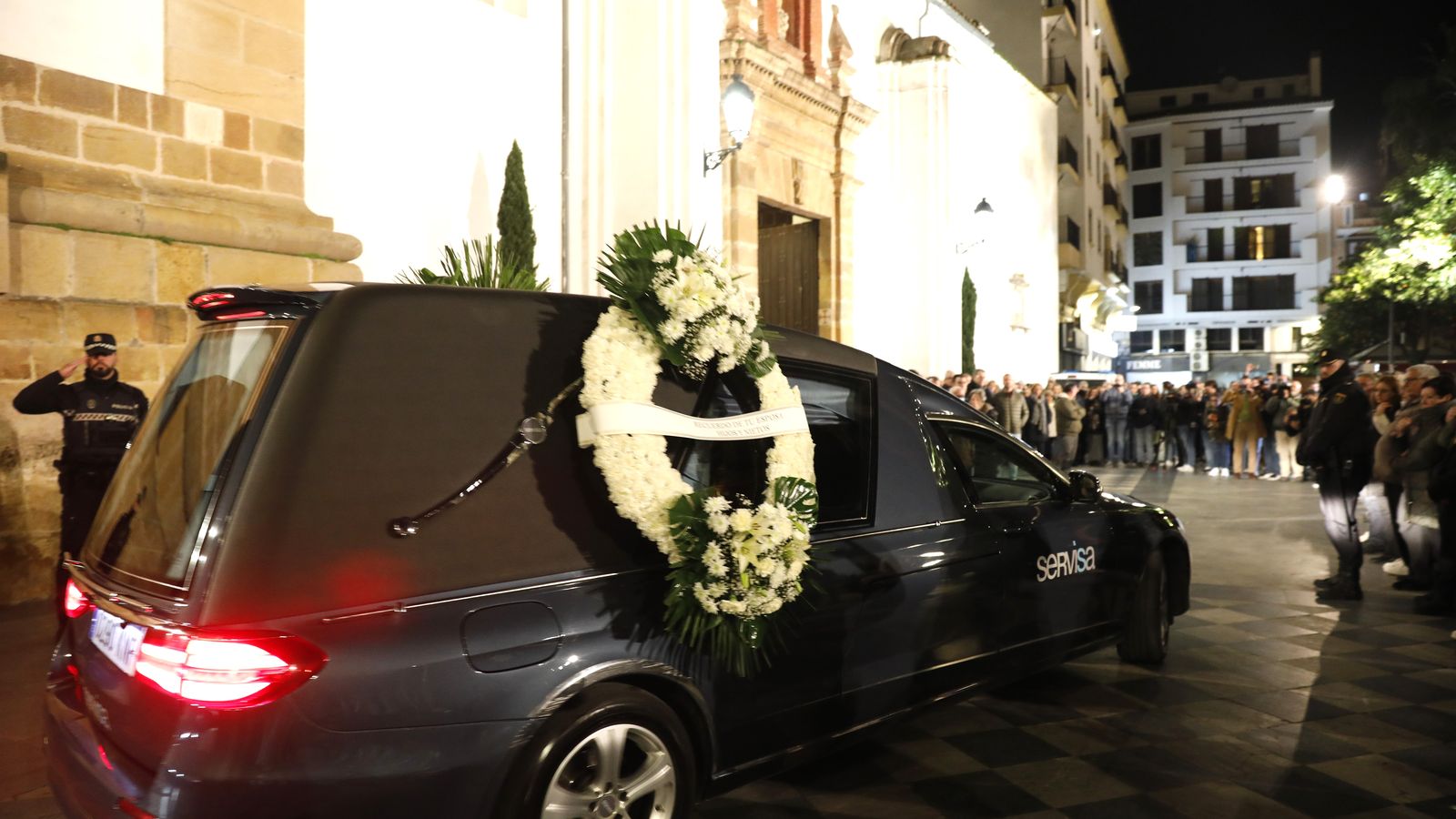 A les deu de la nit del dijous va arribar el fèretre del sagristà Diego Valencia, que va ser assassinat  per un home d'origen marroquí, a l'església de la Palma a Algesires