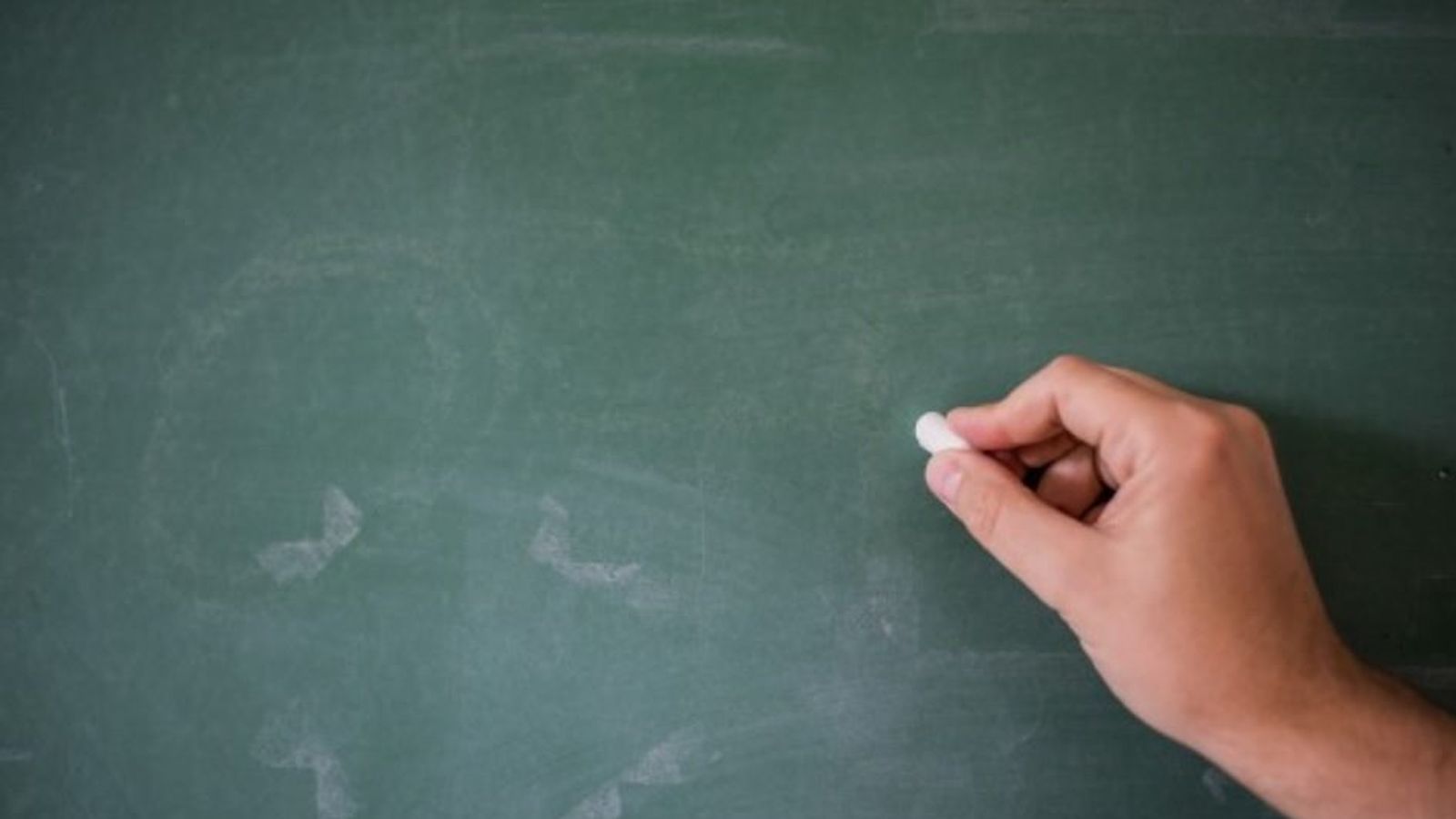 Un professor escriu en una pissarra en una imatge d'arxiu