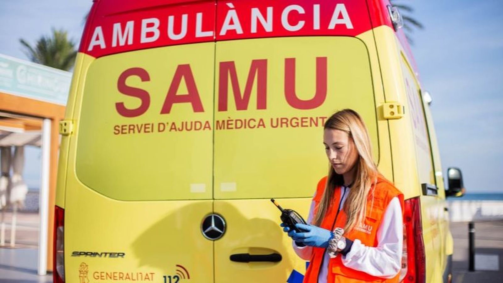 Una professional de la Samu en una ambulància en una imatge d'arxiu