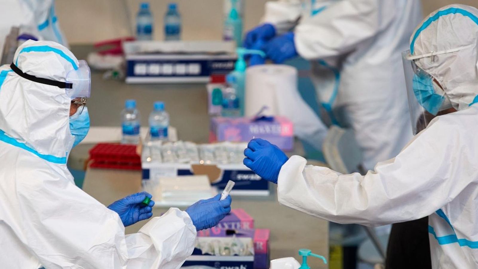 Personal sanitari realitza proves PCR