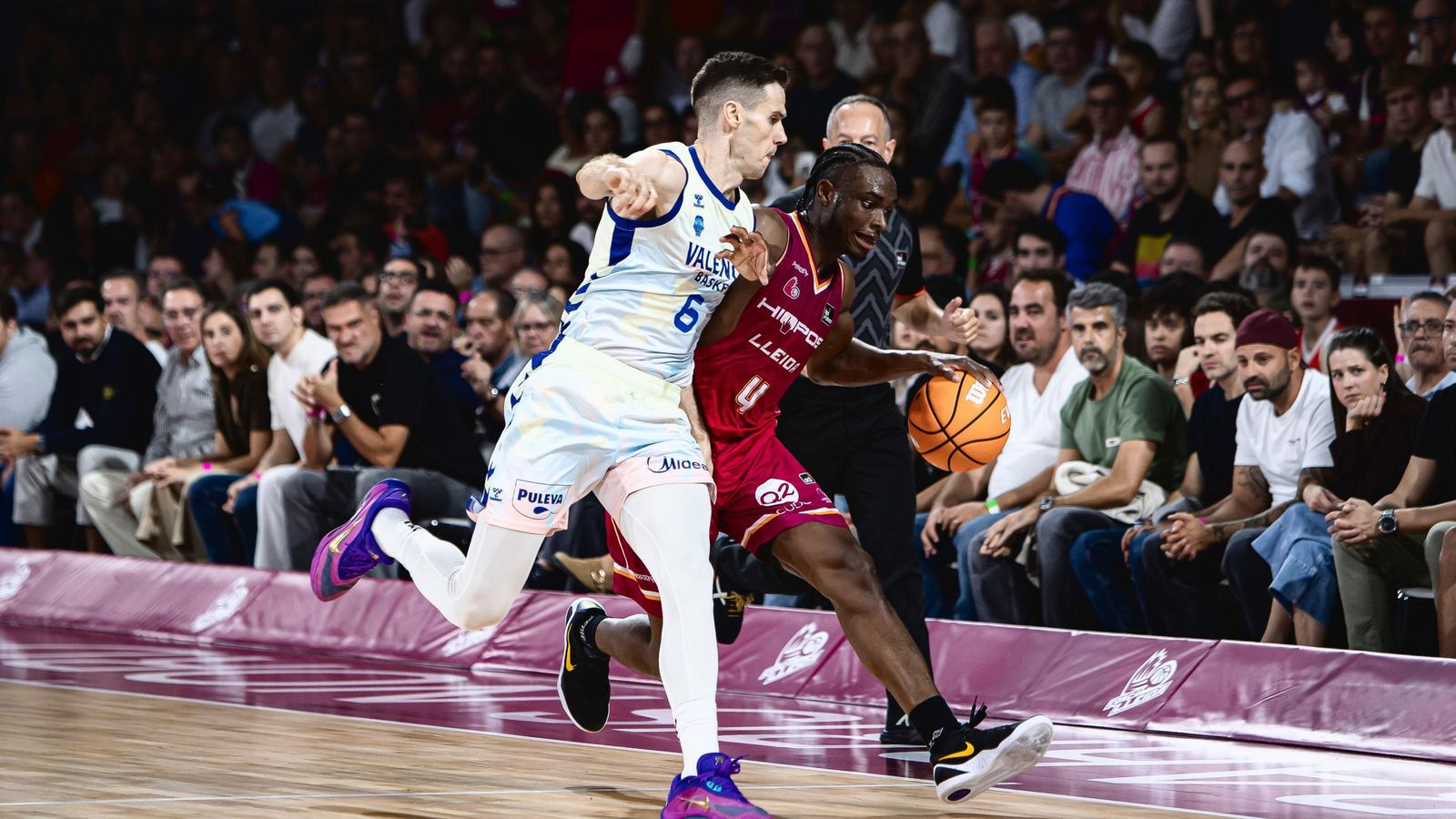 Xabi López-Arostegui defensa un atac del Lleida