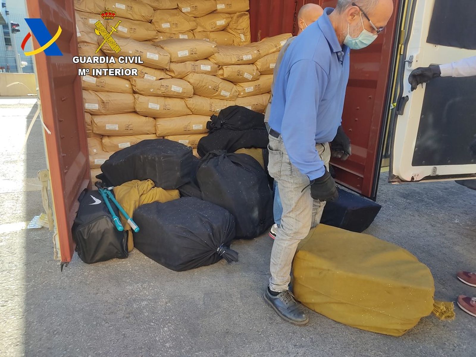 Personal de la duana trau els sacs amb la cocaïna amagada