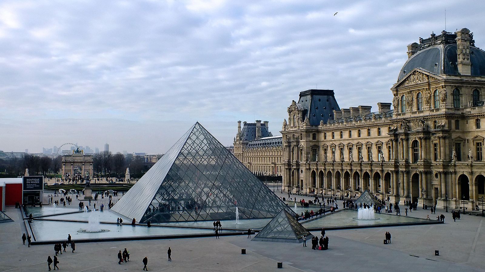 Piràmide del Louvre a París