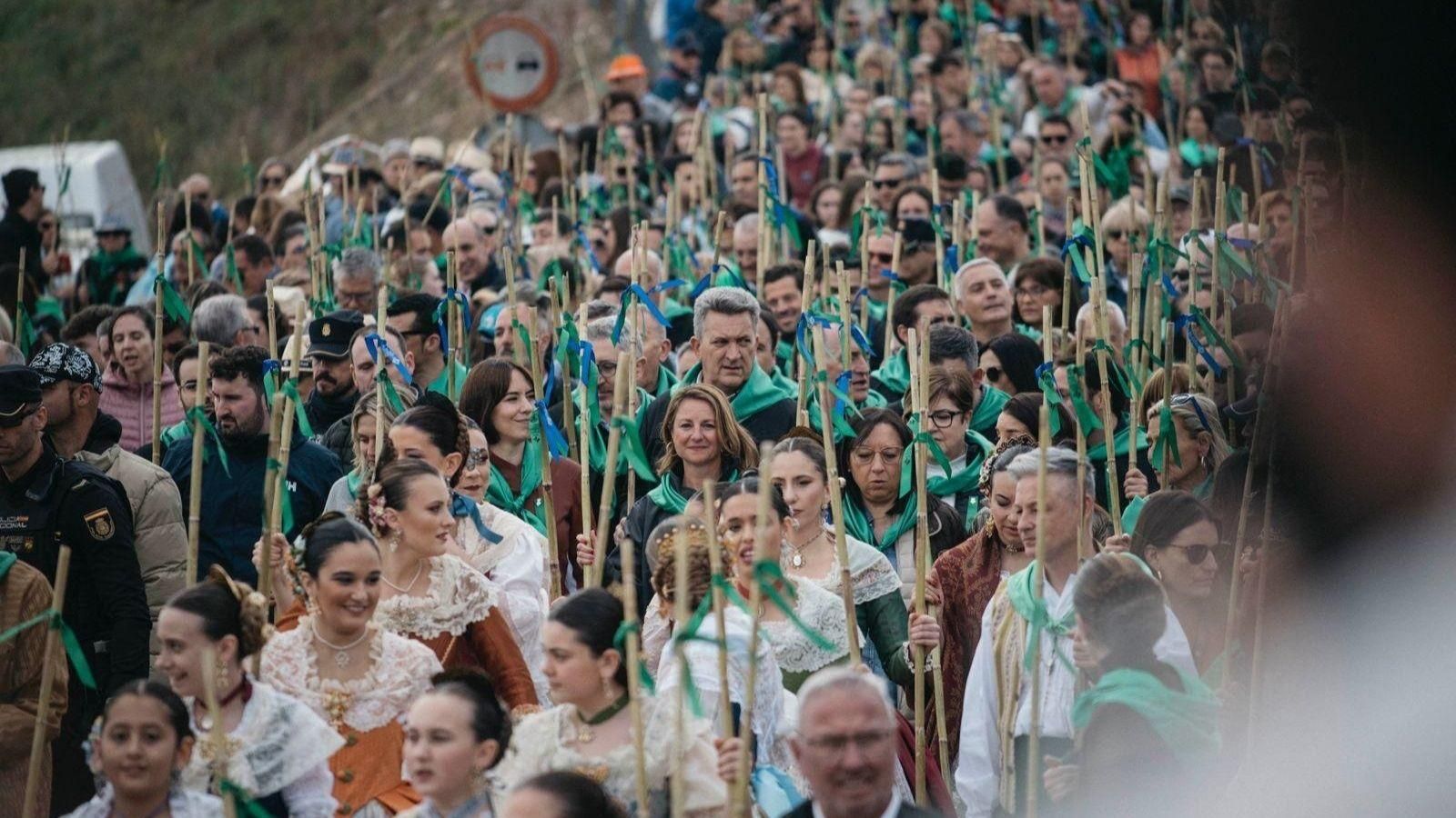 Els romers i les romeves caminen fins l'Ermita de la Magdalena