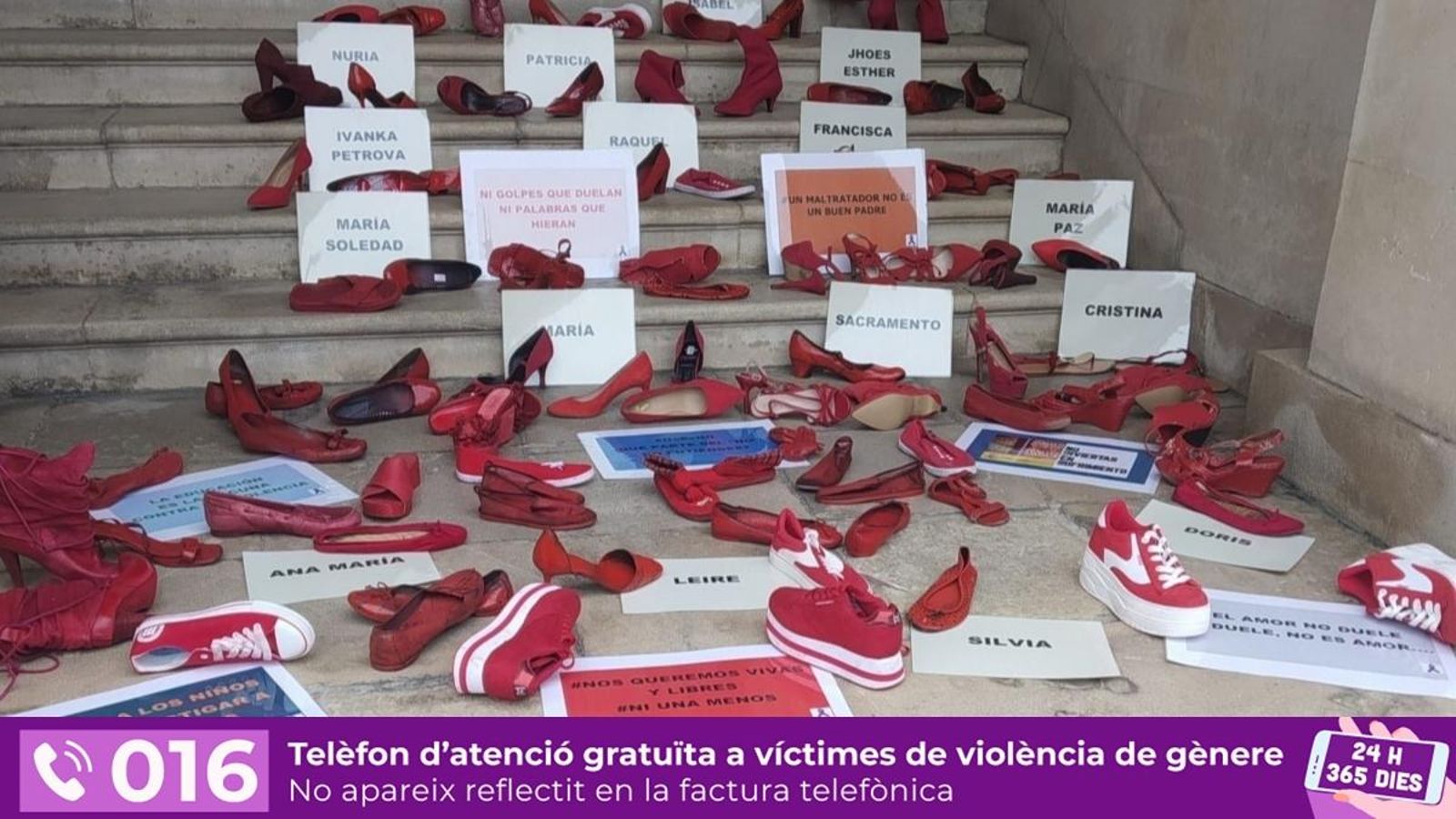 Muntatge sobre les escales de la Subdelegació del Govern espanyol a Alacant, que es va fer en novembre, per a recordar a les víctimes de la violència masclista